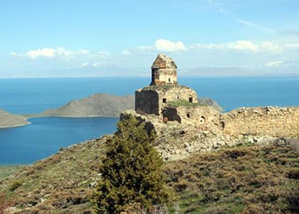 Van’da kaderine terkedilen kiliseleri restore edilmeyi bekliyor