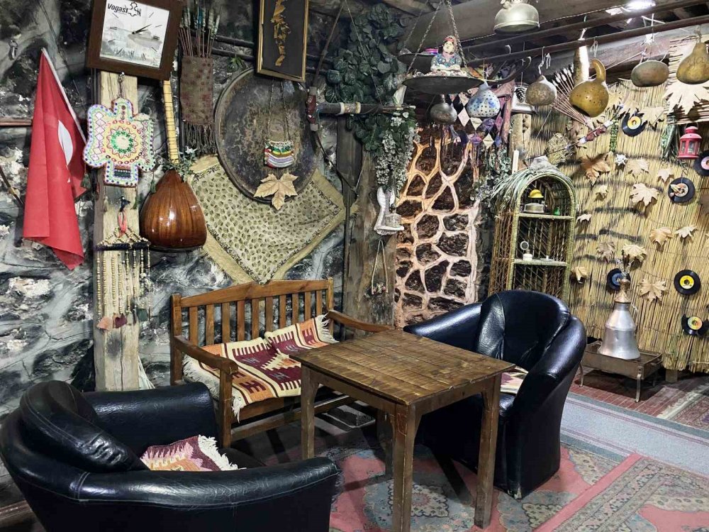 Türkiye’de Ermeni bir ailenin yaptırdığı evin bodrum katı kafe olarak hizmet veriyor