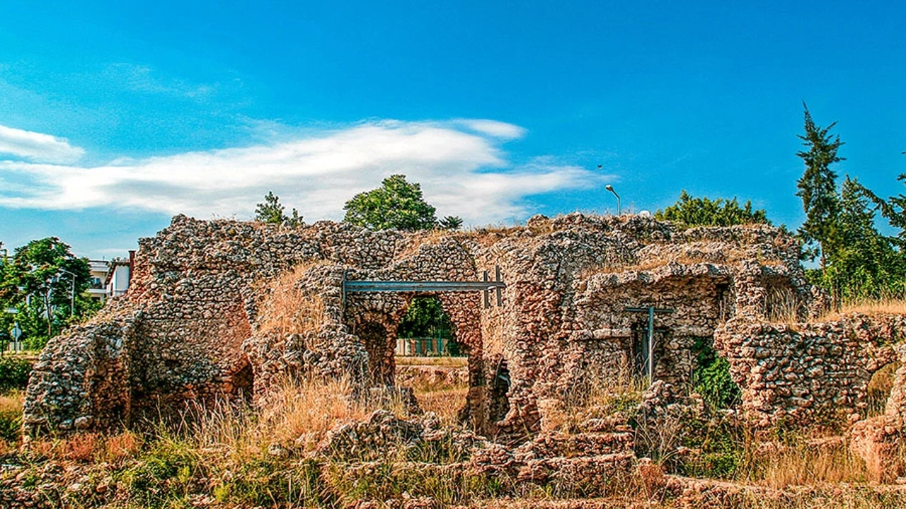 Konyaaltı’nın göbeğinde tarihiyle büyüleyen Kara Kilise!