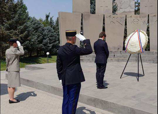Fransız büyükelçi Yerablur’da Karabağ şehitlerin anısına saygı duruşunda bulundu