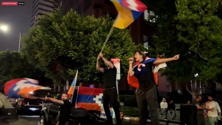 Amerikalı Ermenileri, ABD’deki Azerbaycan Konsolosluğu’nun binasını çevreledi