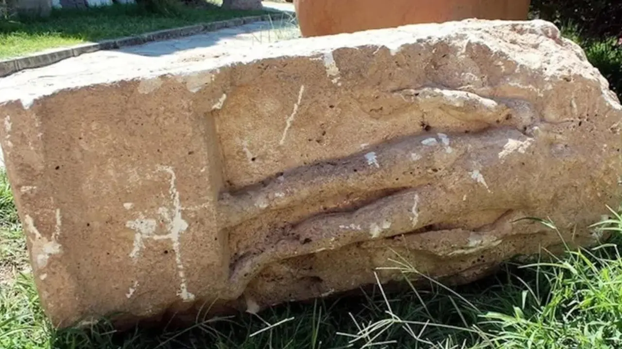 Güneş tanrısı ‘Helios’a ait olduğu değerlendirilen kabartma bulundu