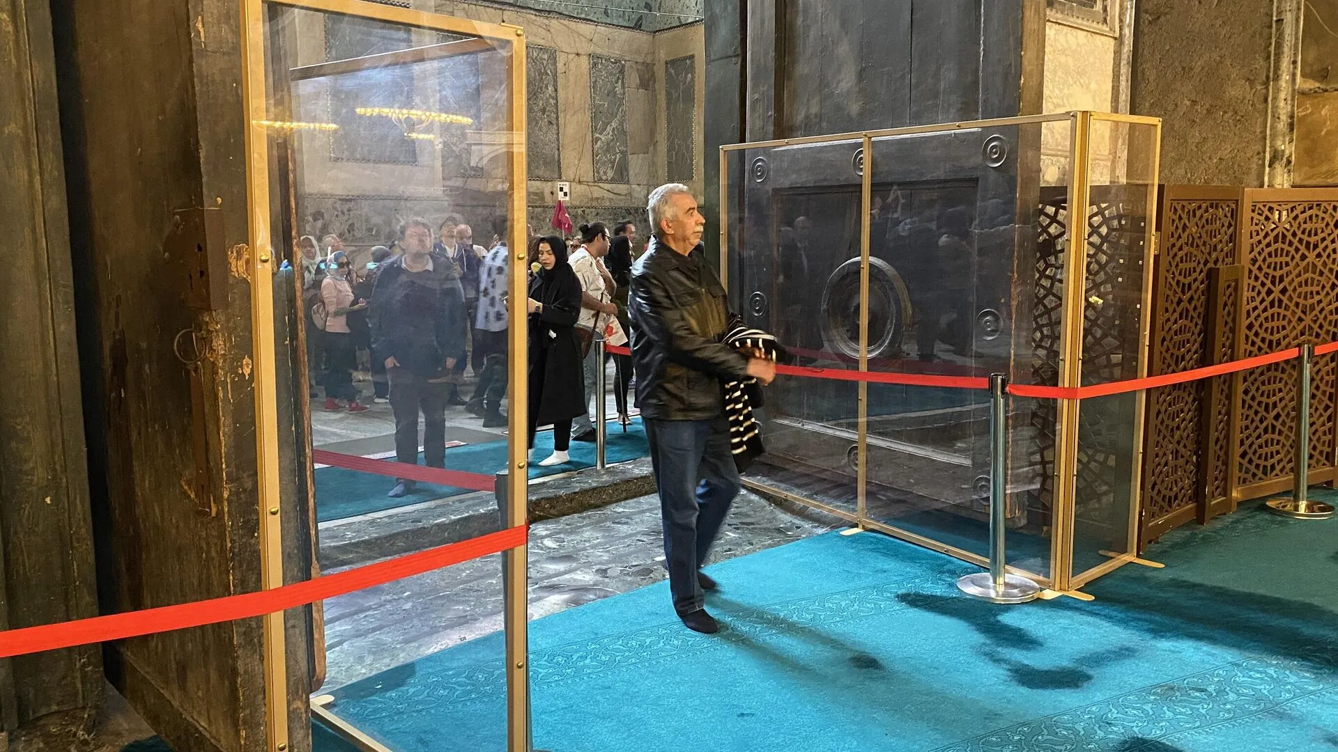 Ayasofya’nın bir kapısı daha kırıldı: ‘Sadece ittirdim’