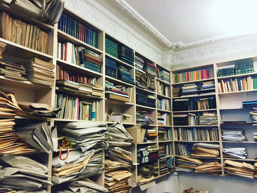 Mezar Taşları Hayatın Kitap Kapağı Gibidir