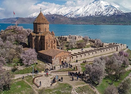 Van Akhtamar Adası’ndaki Surp Haç Ermeni Kilisesi’nde, bu yıl 11’incisi düzenlenecek ayin için hazırlıklara başlandı