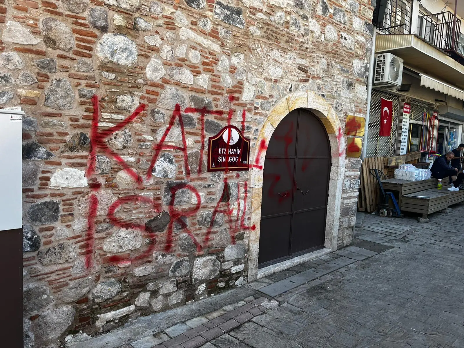 İzmir Etz Hayim Sinagogu’na Antisemit Saldırı