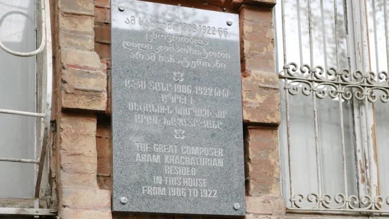 Tiflis’te Ermeni besteci Aram Khachatryan’a adanmış hatıra plaketi açıldı