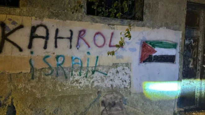 Fener’de Meryem Ana Kilisesi ve Rum okuluna ırkçı saldırı