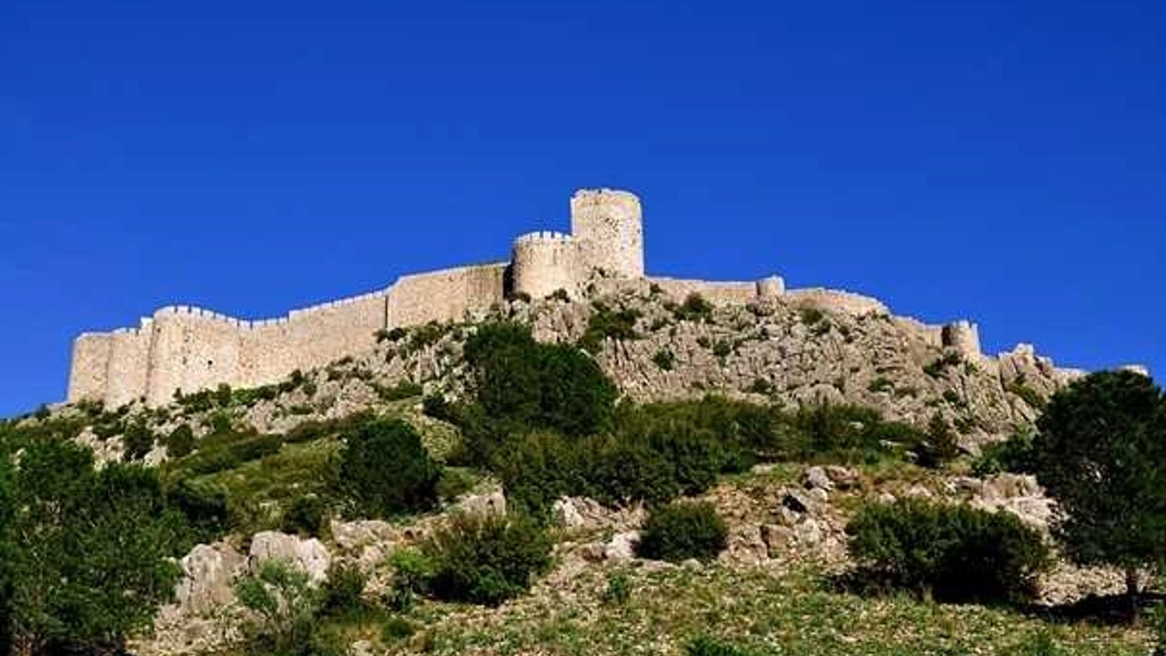 Adana’nın tarihi bölgesi: Yılan kalesi (Levonkla-‘Akunq’ web sitesi)!