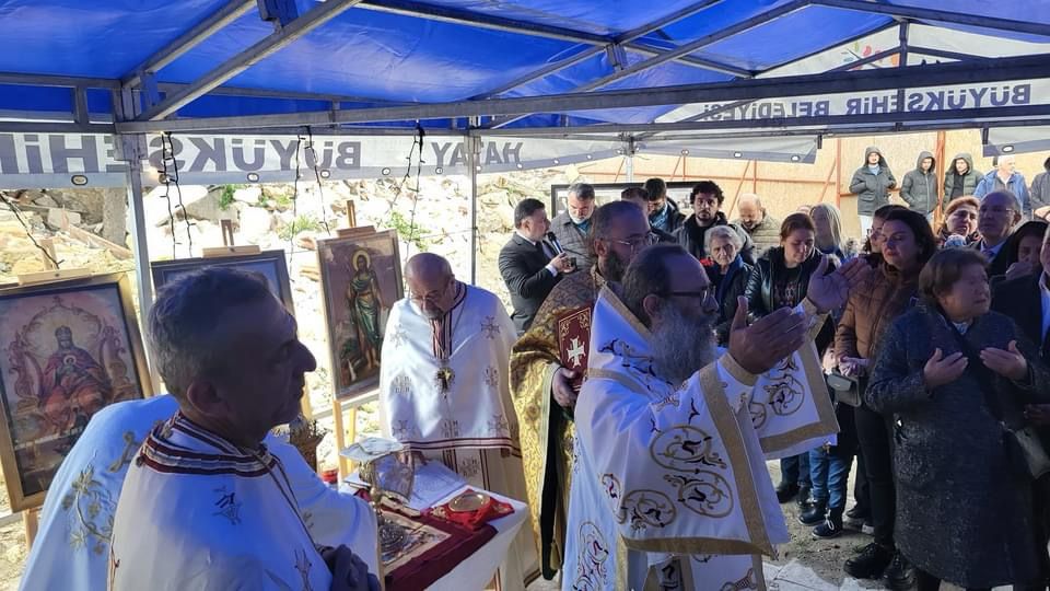 Antakya’da yıkıntılar arasında Noel