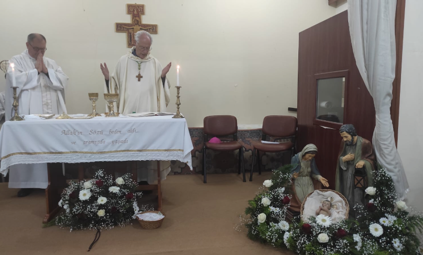 Depremde Yıkılan Katedralde Noel Ayini