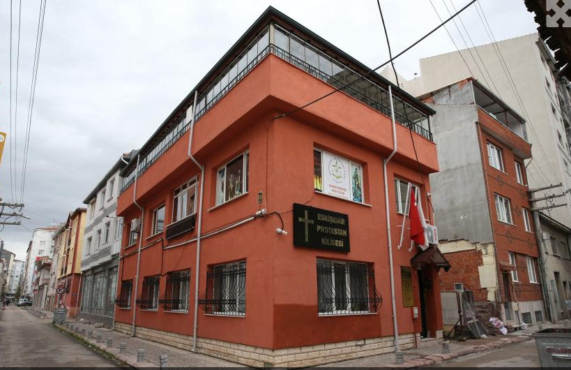 Kiliseye zorla girenlerden tehdit: ‘Yahudi misiniz, İsrailli misiniz? Polisi ararsanız sizi yakarım’