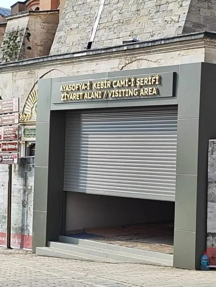 Ayasofya camii olunca gelirler düştü, turistler için endüstriyel kepenk kapı geldi