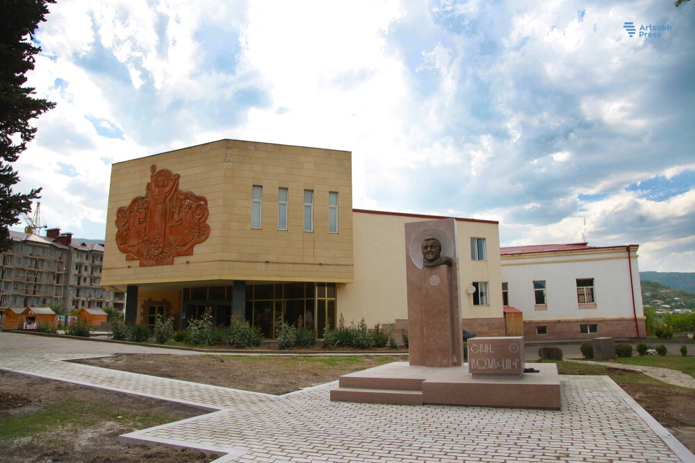 Karabağ’daki (Artsakh-‘Akunq’ web sitesi) Charles Aznavour heykeli Azerbaycan tarafından söküldü