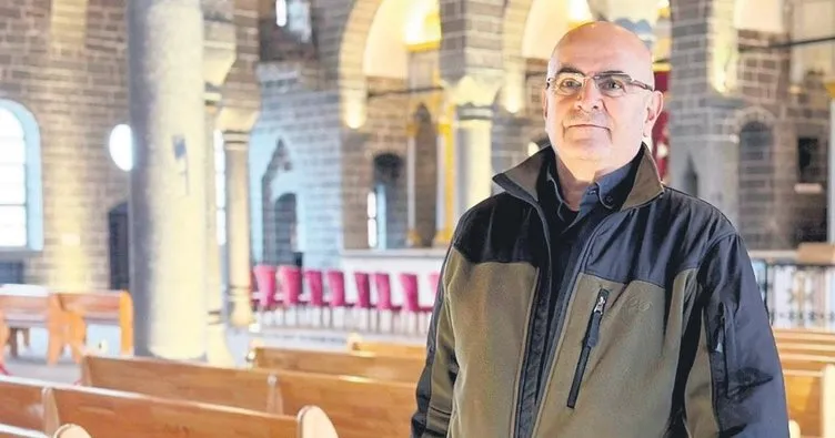 Kilisede asgari ücretle çalışıyor