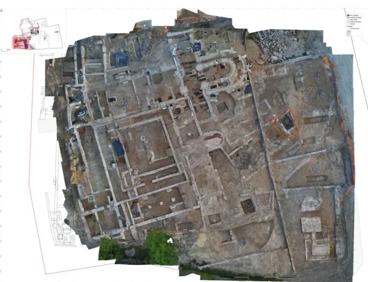 Toprak kazıyıcılar toprağı kazarken bir kilise buldu. Arkeologlara bağırarak seslendiler. Arkeologlar toprağın içindeki kiliseye girmeyi başardı