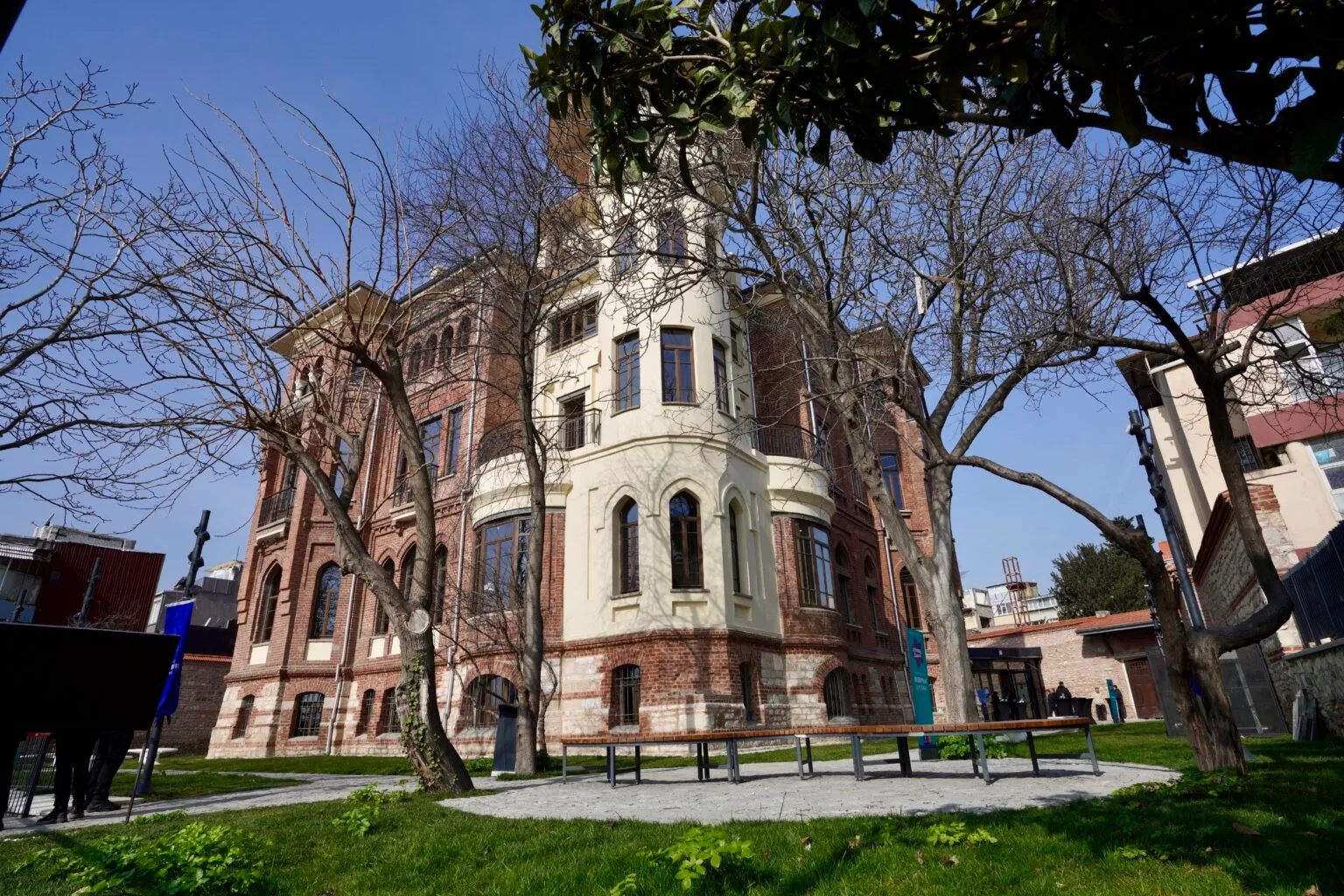 Yoksul bir semtin tepesinde yükselen ibretlik bir şato: Bulgur Palas