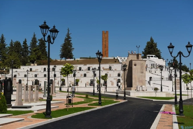 Bu kez Azerbaycan’lı vandalların hedefi, Karabağ’daki “Kardeşlik mezar anıtı”dır