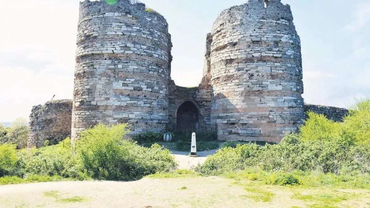 Yoros Kalesi can çekişiyor