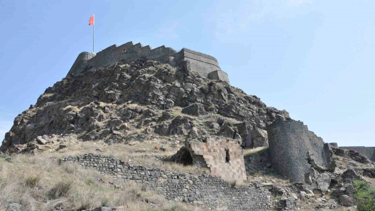 Kaçak kazıların hedefinde! Kars’taki kilise kurtarılmayı bekliyor