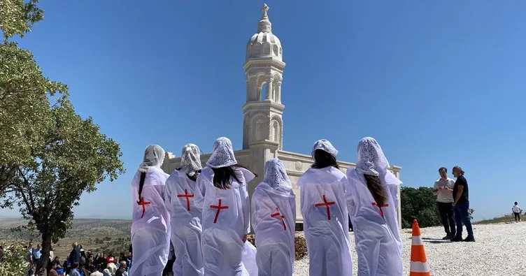 Cumhuriyet tarihinin ikinci kilisesi Midyat’ta dualarla ibadete açıldı