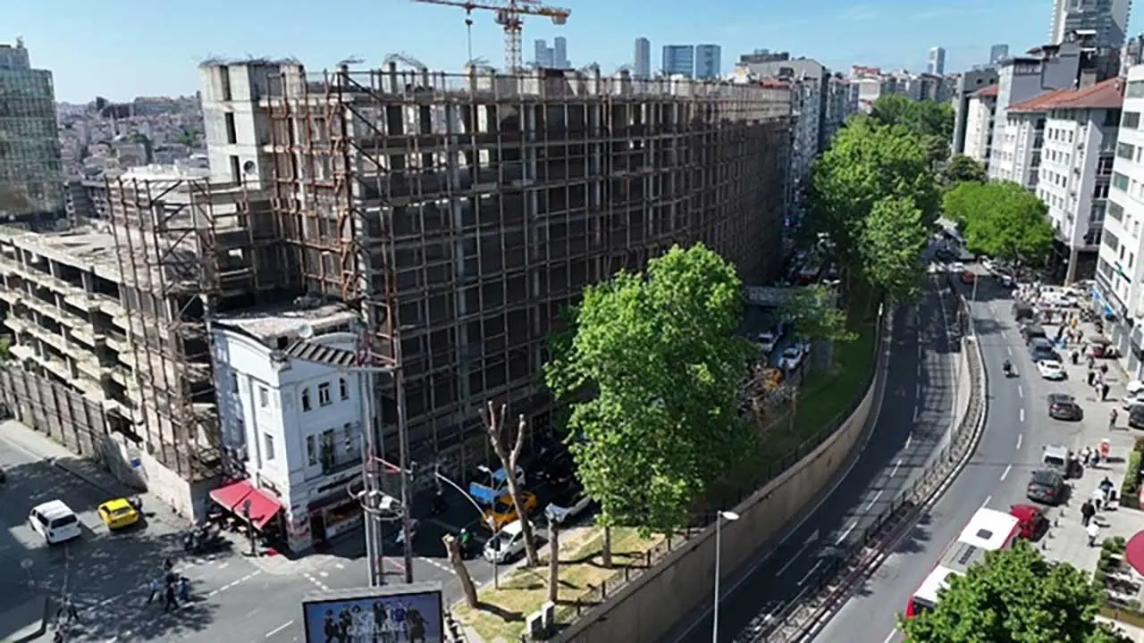 Taksim’in göbeğinde 10 yıldır bekleyen inşaat: Surp Agop Hastanesi ne olacak?