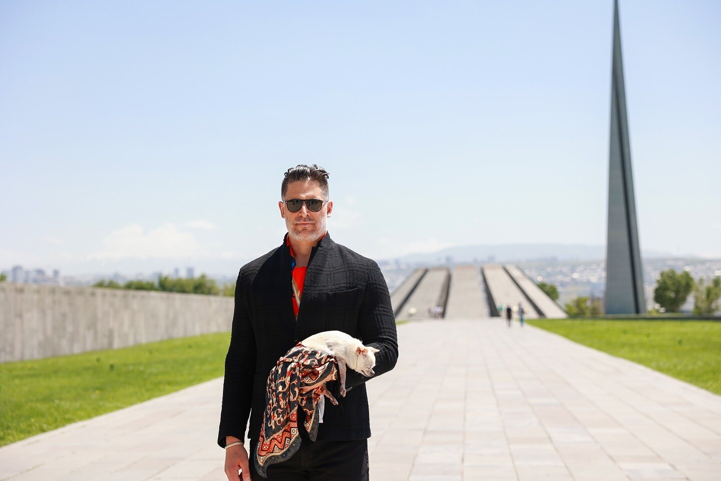 Hollywood oyuncusu Joe Manganiello Ermeni Soykırımı Anıtını ziyaret etti