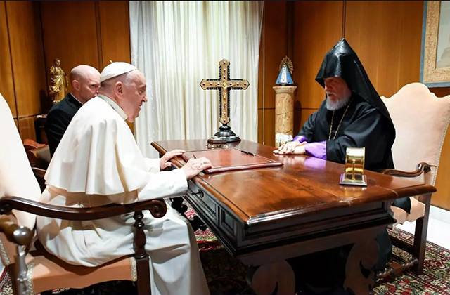Katolikos Aram I ve Roma Papası, Vatikan’da bir araya geldi, görüşme 30 dakika sürdü