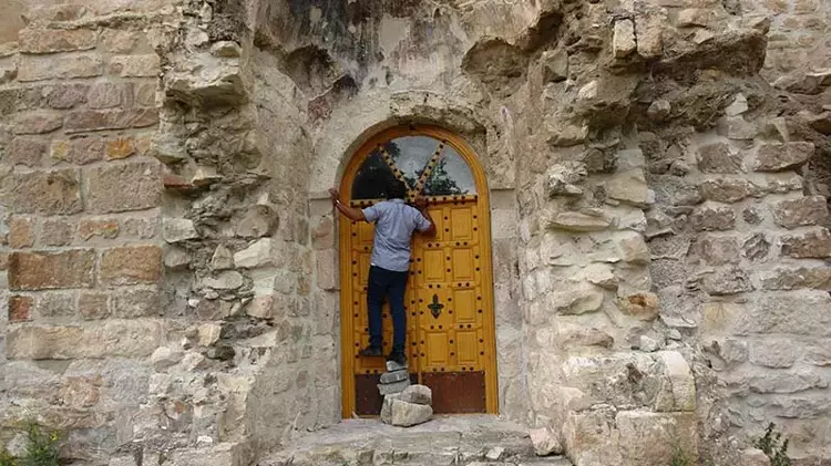 Kapalı kiliseye taş üzerinden ziyaret