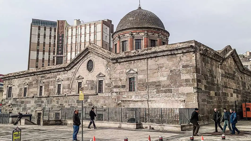 Kayseri’deki (Kesaria-‘Akunq’ web sitesi) kilisenin üzerindeki işaretler merak konusu oldu!