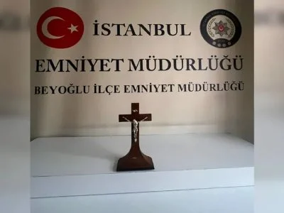 ‘Sevgilisi için’ kiliseden haç çaldı