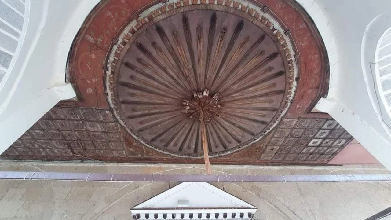 Tarihi Kilise Cami’nin tavan süslemesi sopaya emanet!