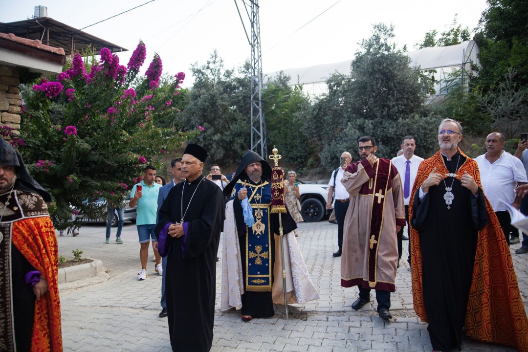 Ermeniler, Asdvadzadzin’i yeniden ibadete açılan Vakıfköy Kilisesi’nde kutladı