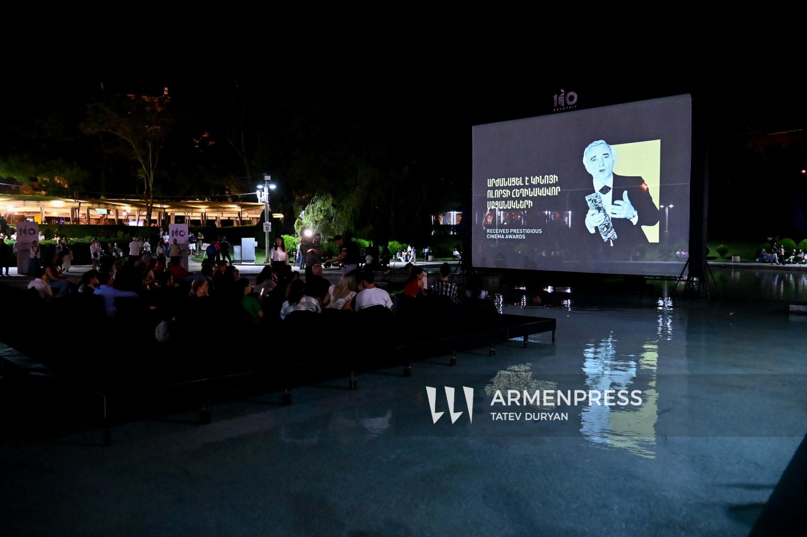 Charles Aznavour’un Yerevan’ın kalbinde sinematik yolculuğu: Yerevan’daki “Kuğu Gölü”nde Aznavour’un rol aldığı filmler gösteriliyor