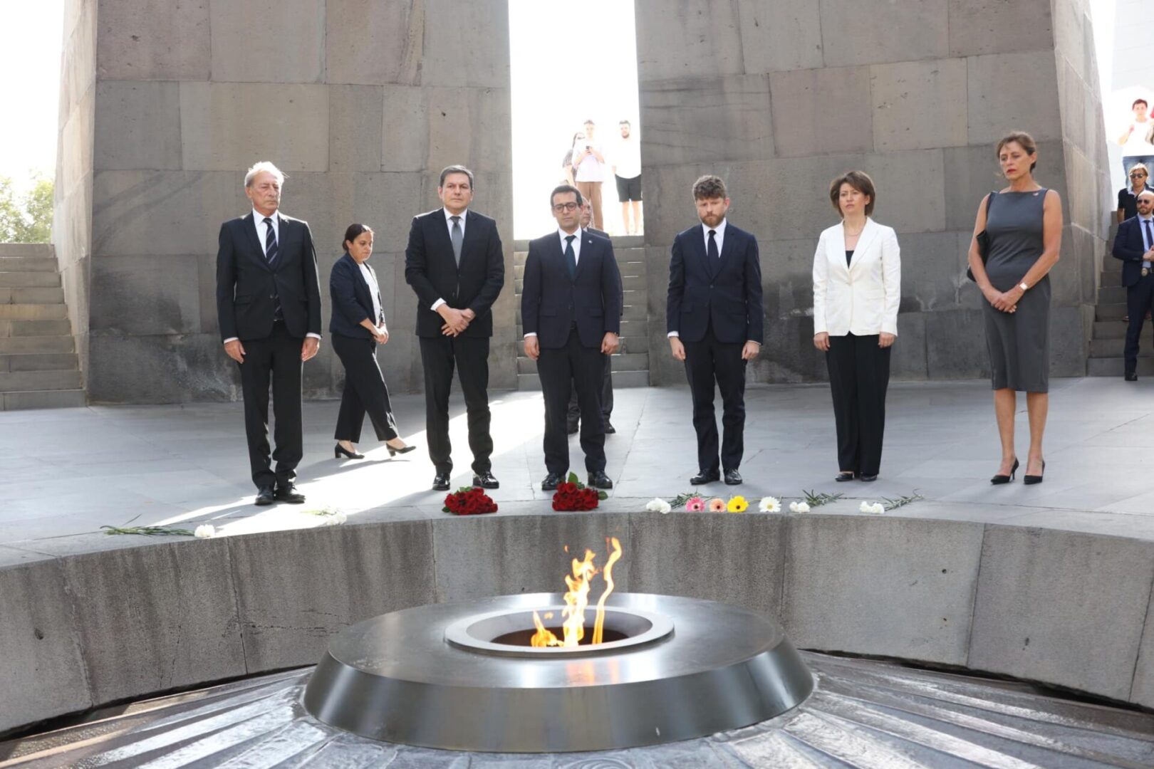 Fransa Dışişleri Bakanı, Ermeni Soykırımı Anıtı’nı ziyaret etti