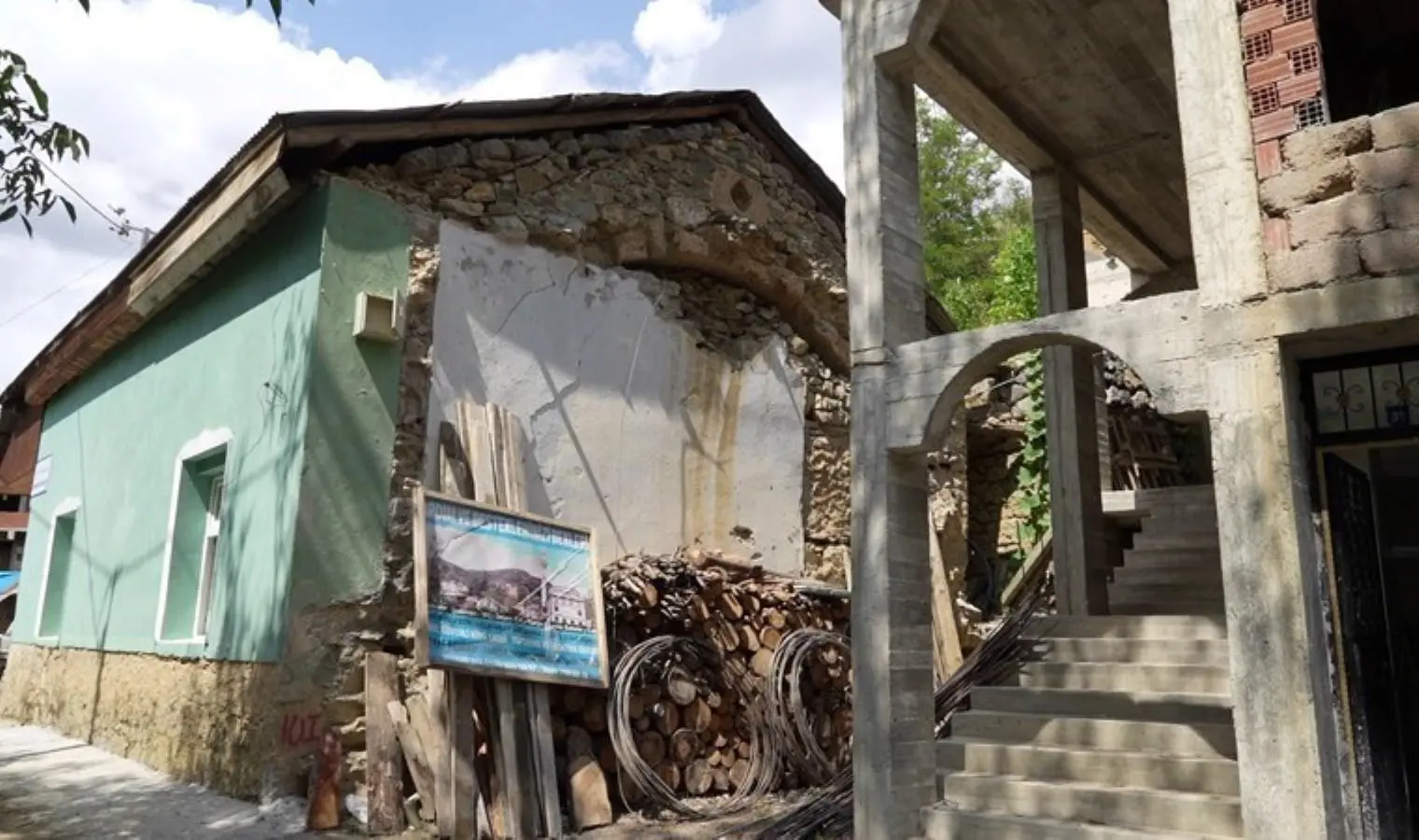 Gümüşhane’de film gibi olay: Yarım kalan cami inşaatı nedeniyle tarihi kilisede namaz kılmaya başladılar