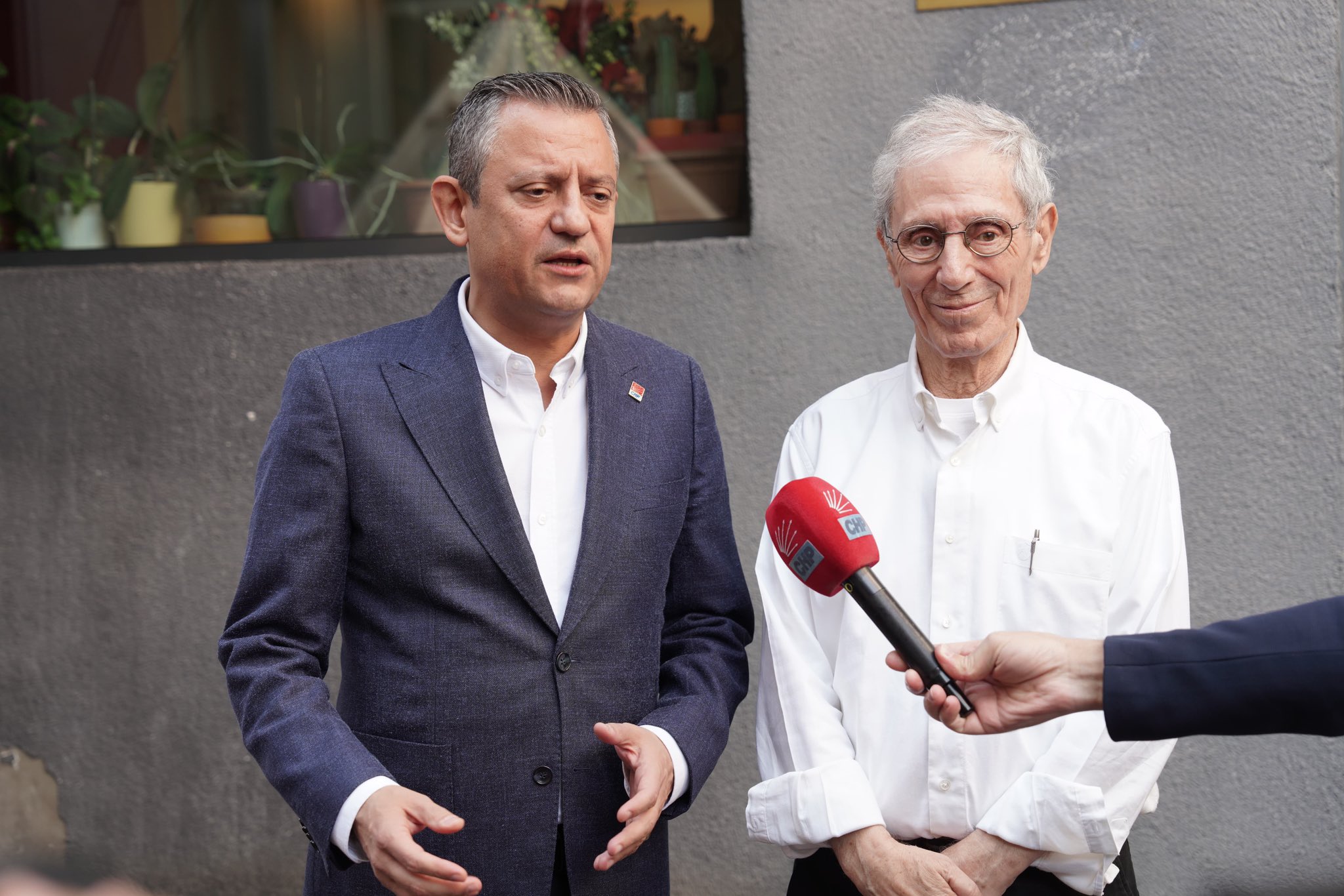 Özgür Özel Açık Radyo’yu ziyaret etti