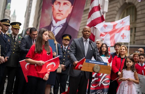 New York Belediye Başkanı Adams’ın Türkiyeli yetkililer ile ilişkileri dava konusu oldu, 57 sayfalık iddianame hazırlandı