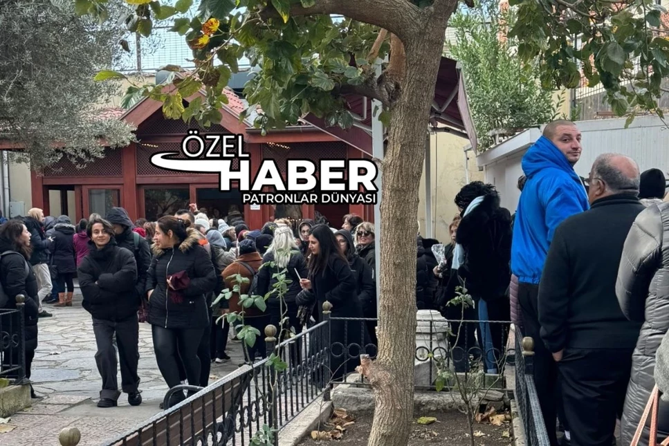 Vefa’daki Ayın Biri Kilisesi, 2024’ün son ay başında dileklerinin gerçekleşmesini bekleyen binlerce kişiyle doldu taştı