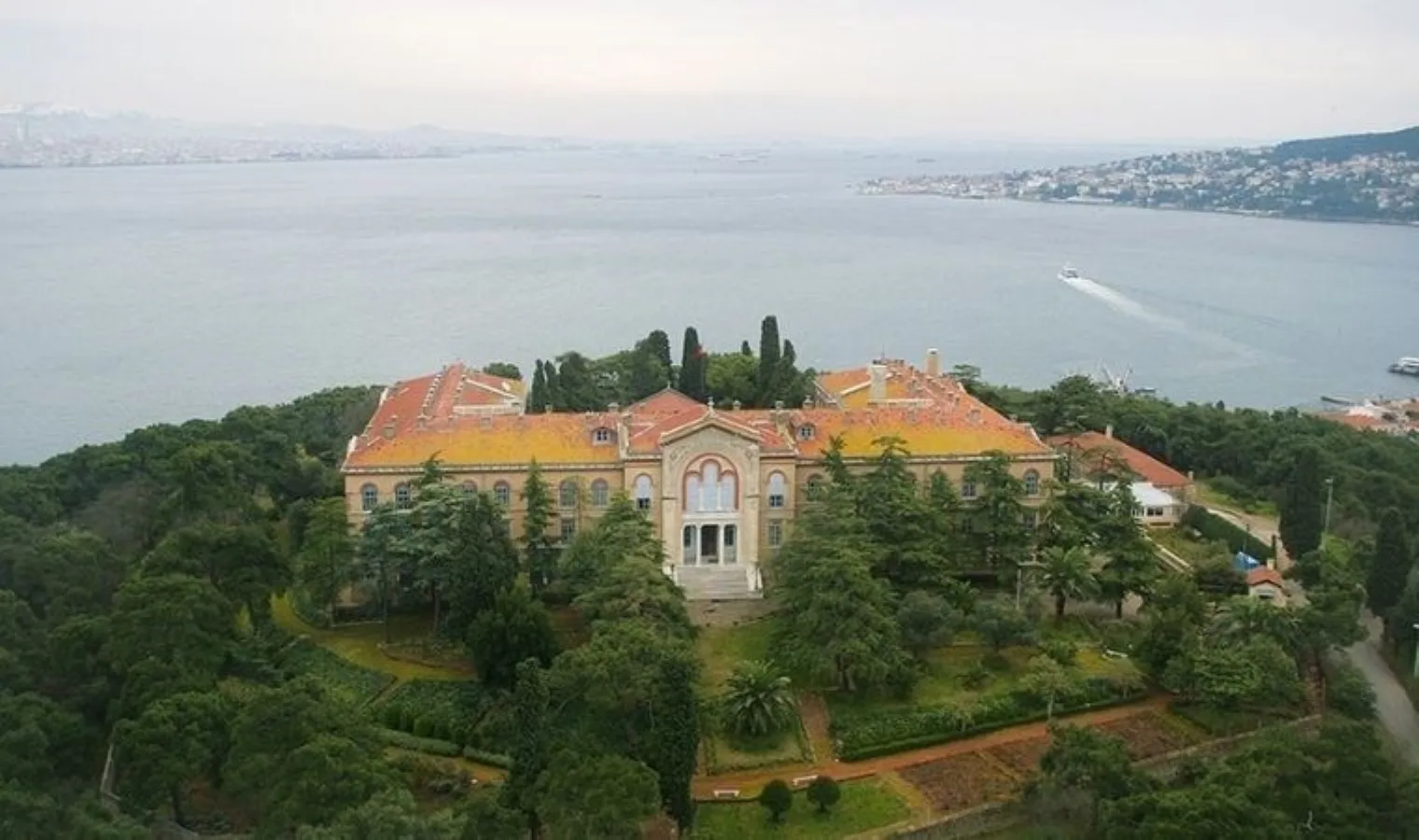 Heybeliada Ruhban Okulu’nun hikayesini anlatan ‘Kozmopolis: İnce Çizgi’ belgeseli izleyiciyle buluştu