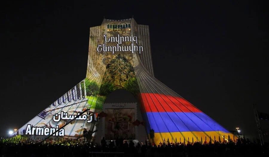 Tahran’ın simgesi olan Azadi Kulesi, Ermenistan bayrağının renkleriyle ışıklandırıldı