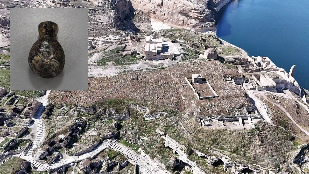 12 bin yıllık tarihe sahip Hasankeyf kazısında 1600 yıllık gözyaşı şişesi bulundu