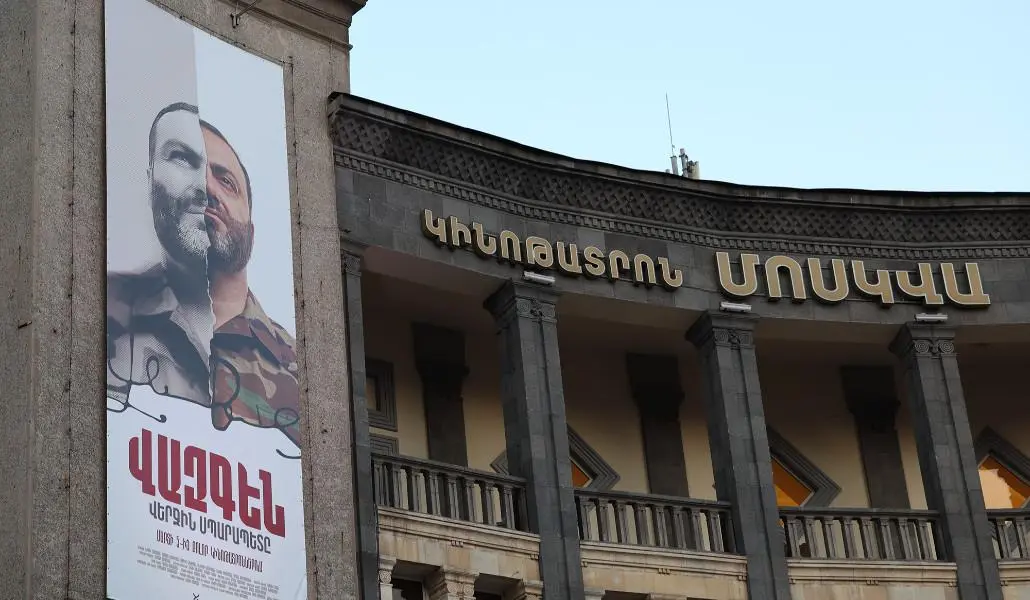Ermenistan eski Savunma Bakanı’nın hayatını anlatan “Vazgen: Son Sparapet” filmi ekranlara çıktı