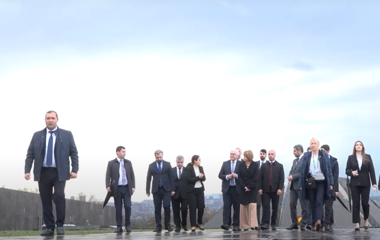 Almanya Cumhurbaşkanı başkanlığındaki heyet Tsitsernakaberd Anıt Kompleksi’ni ziyaret etti