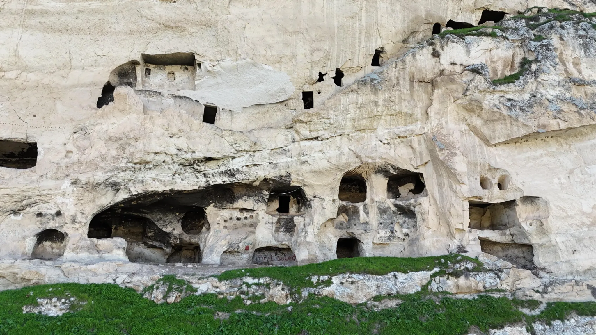 Tunceli’deki (Dersim’deki-‘Akunq’ web sitesi) tarihi “İn delikleri” turizme kazandırılıyor