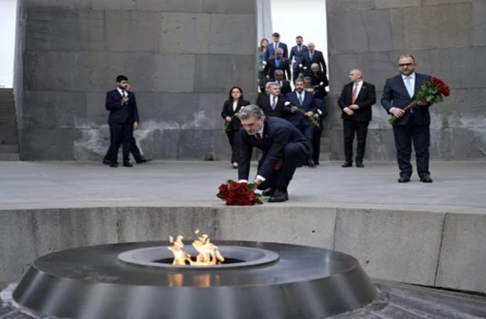 Gürcistan Cumhurbaşkanı Ermeni Soykırımı kurbanlarının anısına saygı duruşunda bulundu