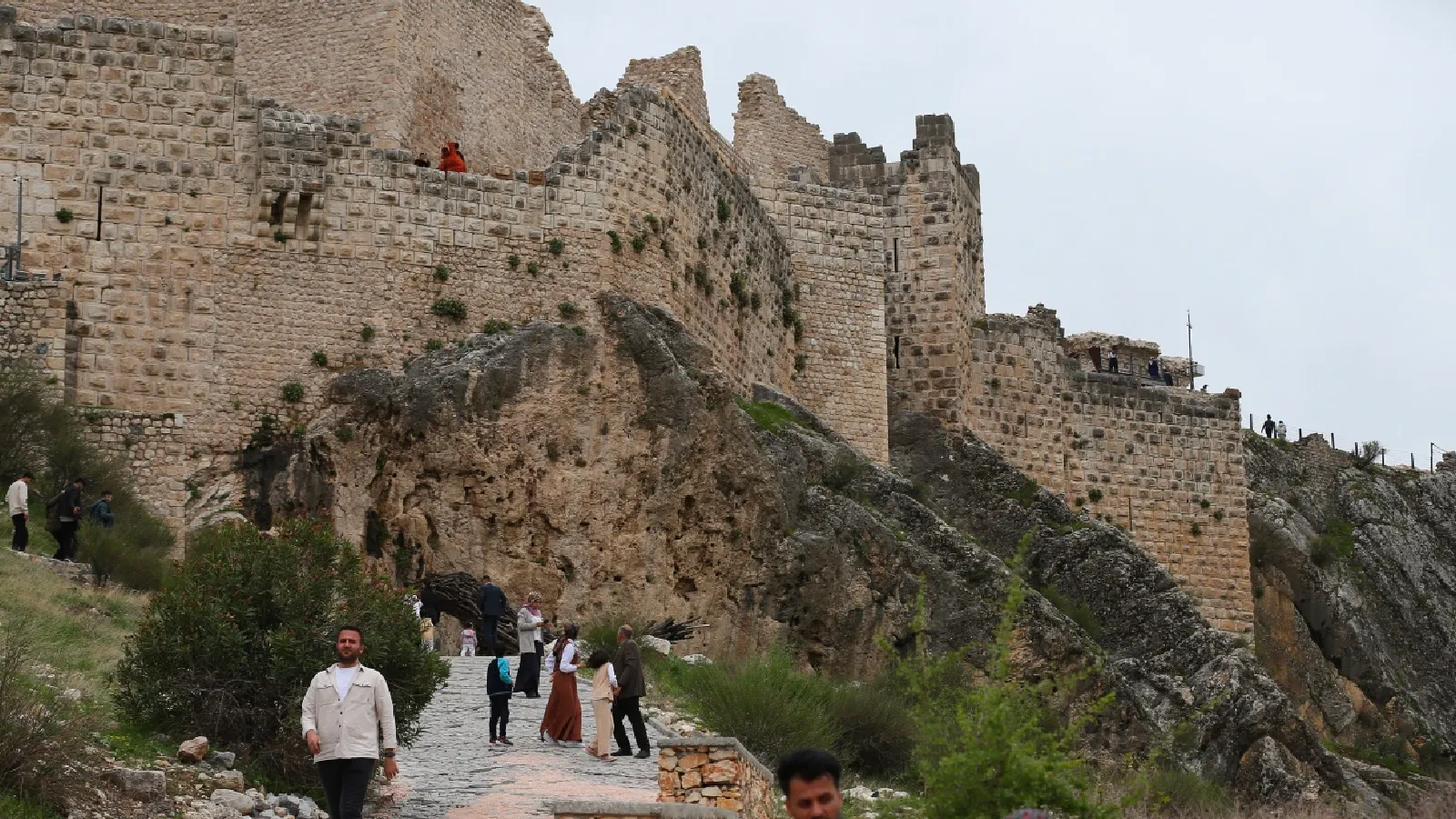 Kahta Kalesi’nde hafta sonu ziyaretçi yoğunluğu yaşanıyor