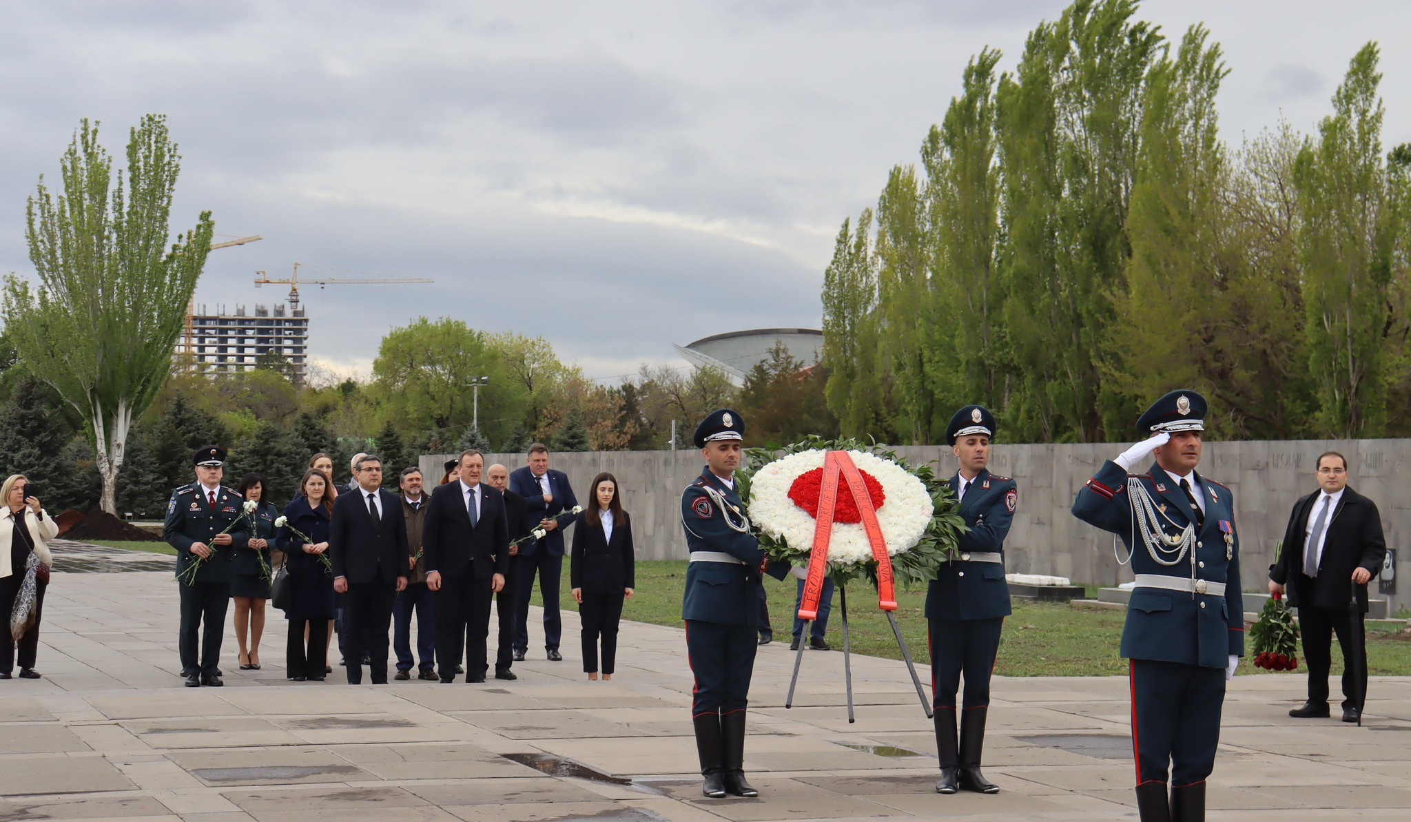 Litvanya İçişleri Bakanı başkanlığındaki heyet Ermeni Soykırımı Anıtını ziyaret etti
