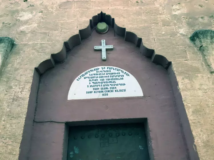 Mahalleli, boş kalan kilisenin bahçesinden eski komşularını arayıp bayramlarını kutladı