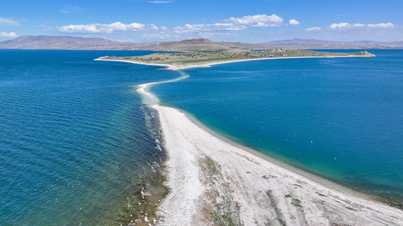 Van Gölü’nde tarihi keşif! Çarpanak Adası’na giden antik yol ortaya çıktı